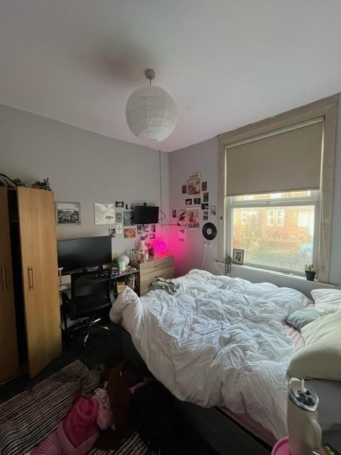 Bright, cozy double bedroom with a large window...