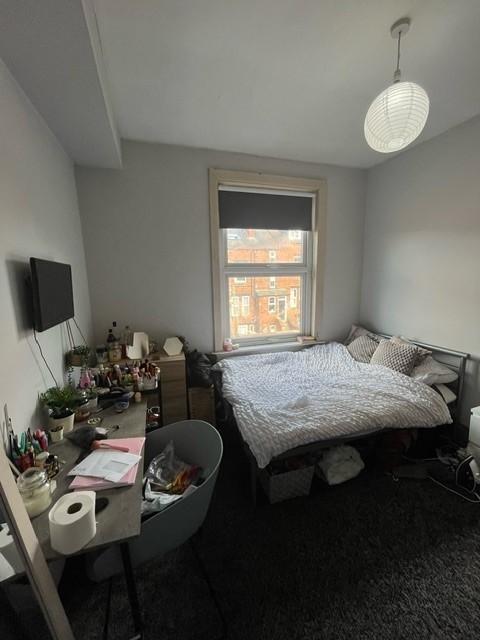 Bright, well-kept double bedroom with a large w...