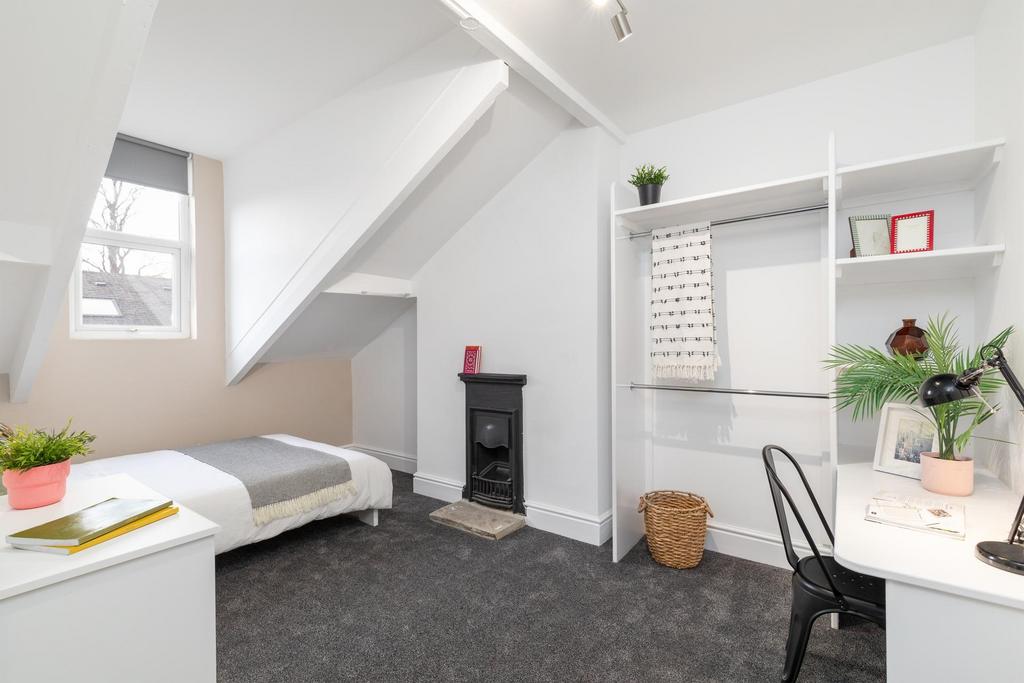 Bright, freshly decorated double bedroom with a...