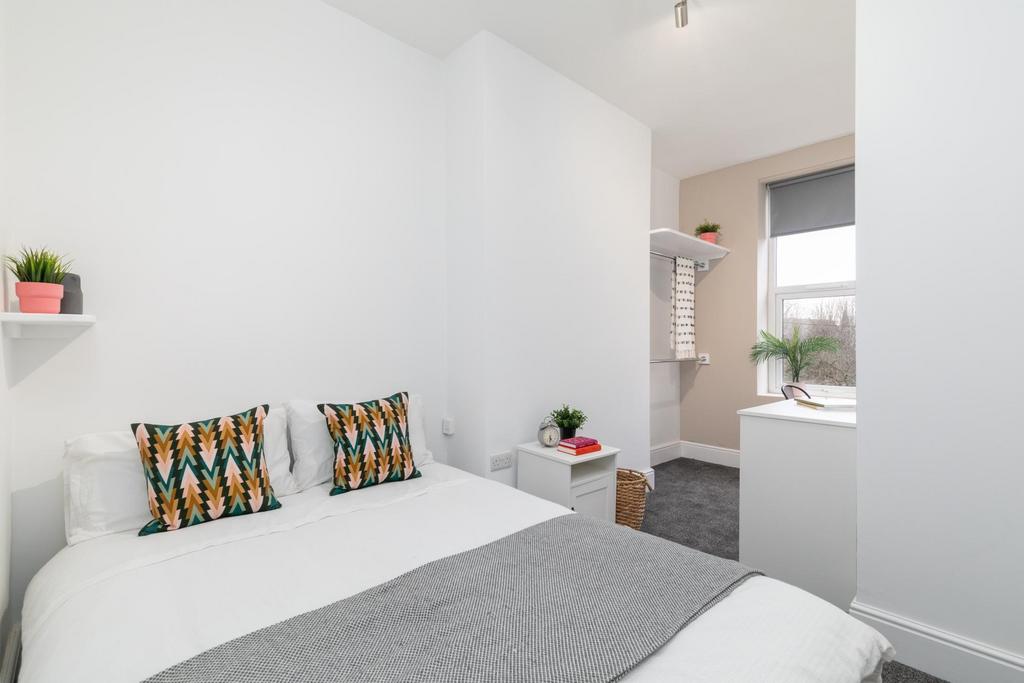 Bright, neatly presented double bedroom with a ...
