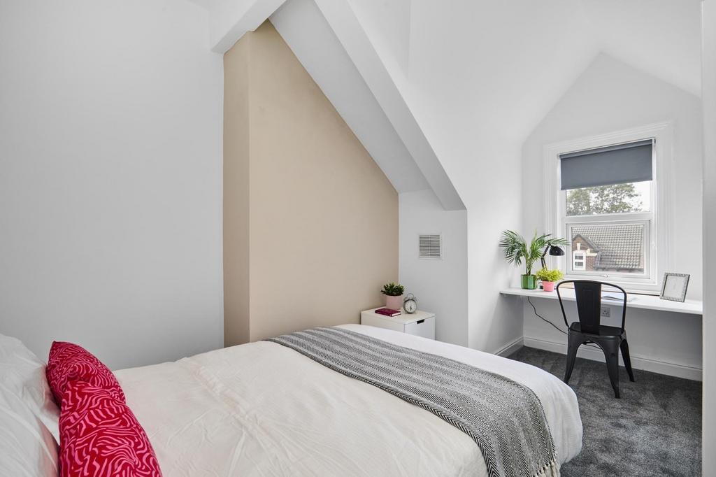 Bright, neatly styled double bedroom with neutr...