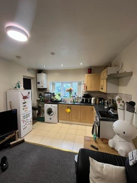 Bright, well-equipped kitchen with modern appli...
