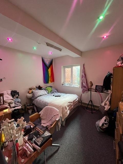 Well-presented bedroom with a comfortable doubl...