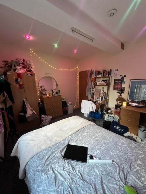 Cosy, well-decorated double bedroom with a comf...