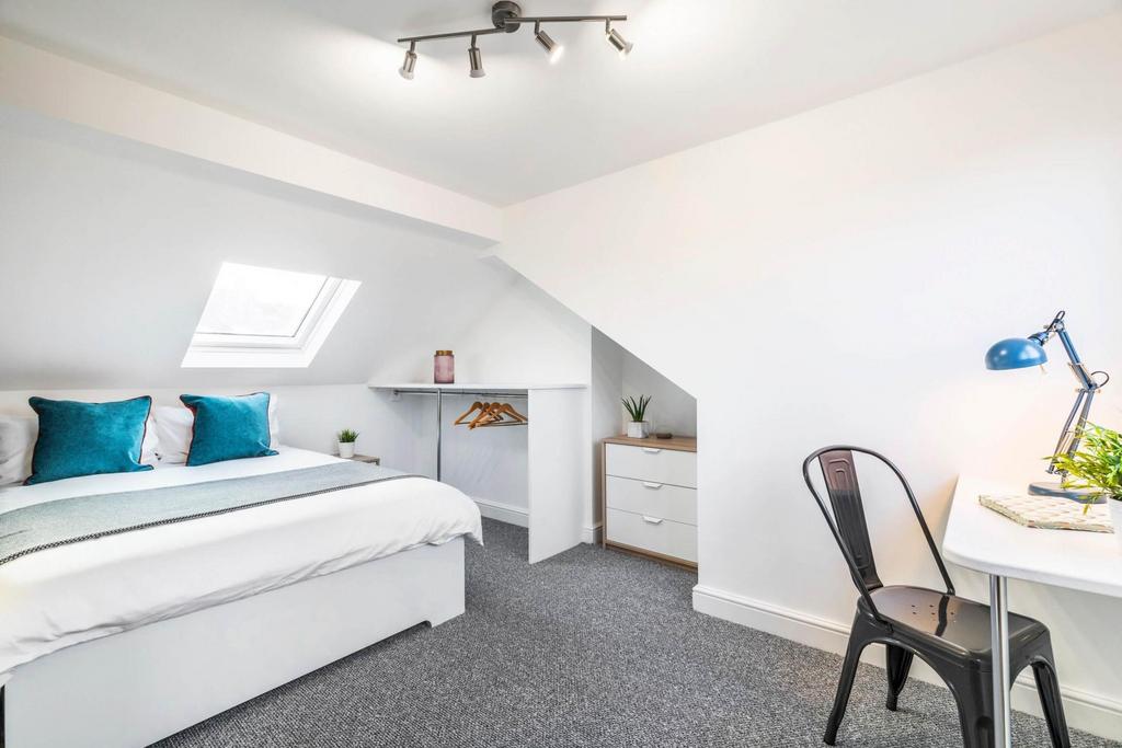 Bright, well-presented attic double bedroom wit...