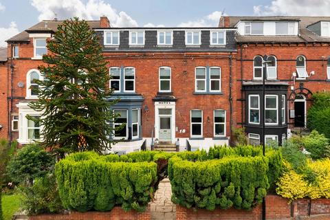 4 bedroom flat to rent, Kelso Road, Leeds LS2