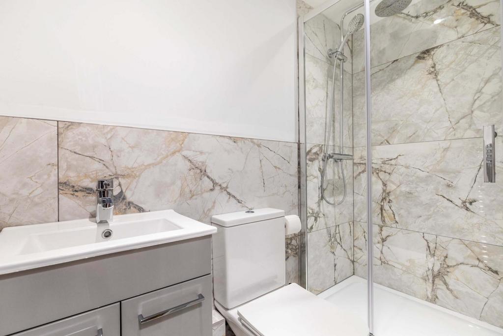 Bright, modern bathroom with marble-effect tile...