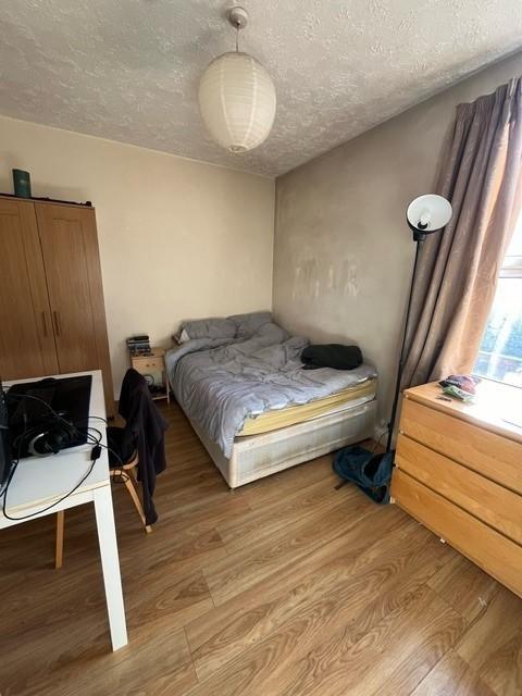 Well-presented double bedroom with wood-effect ...