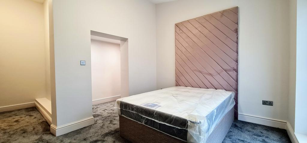 Bright, recently refreshed double bedroom featu...