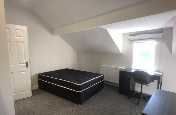 Bright, well-maintained attic double bedroom wi...