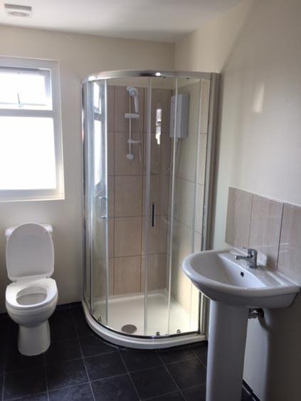 Bright, well-maintained bathroom with a modern ...