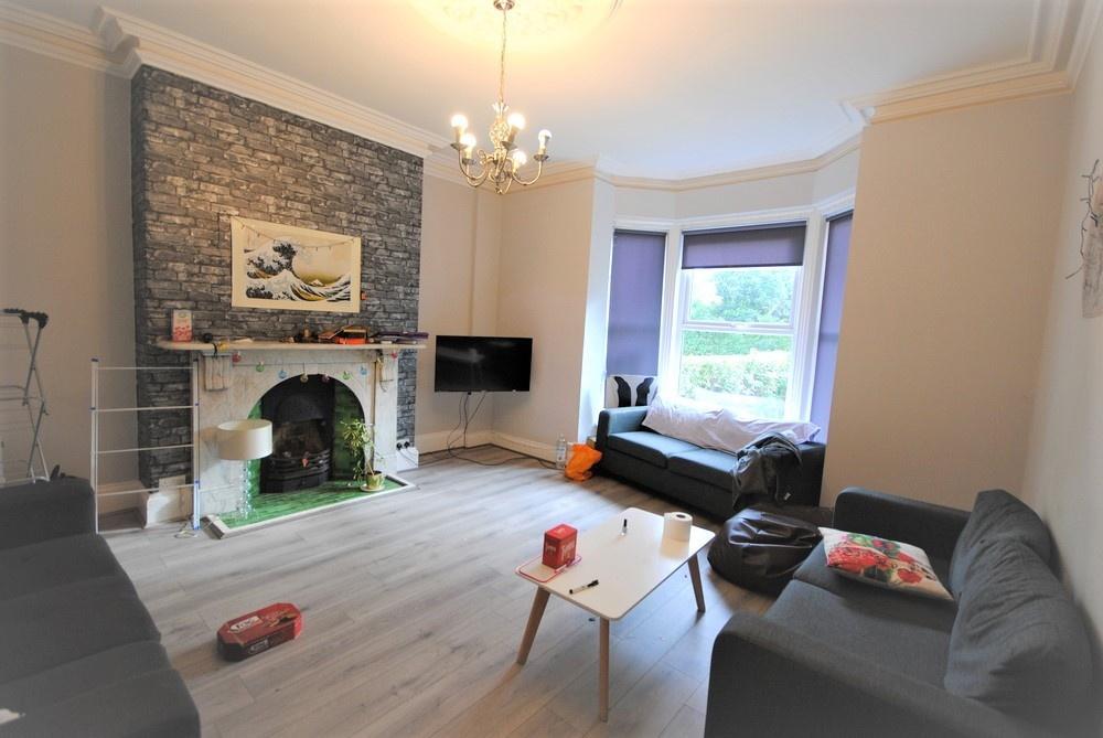Bright, well-presented living room with a featu...