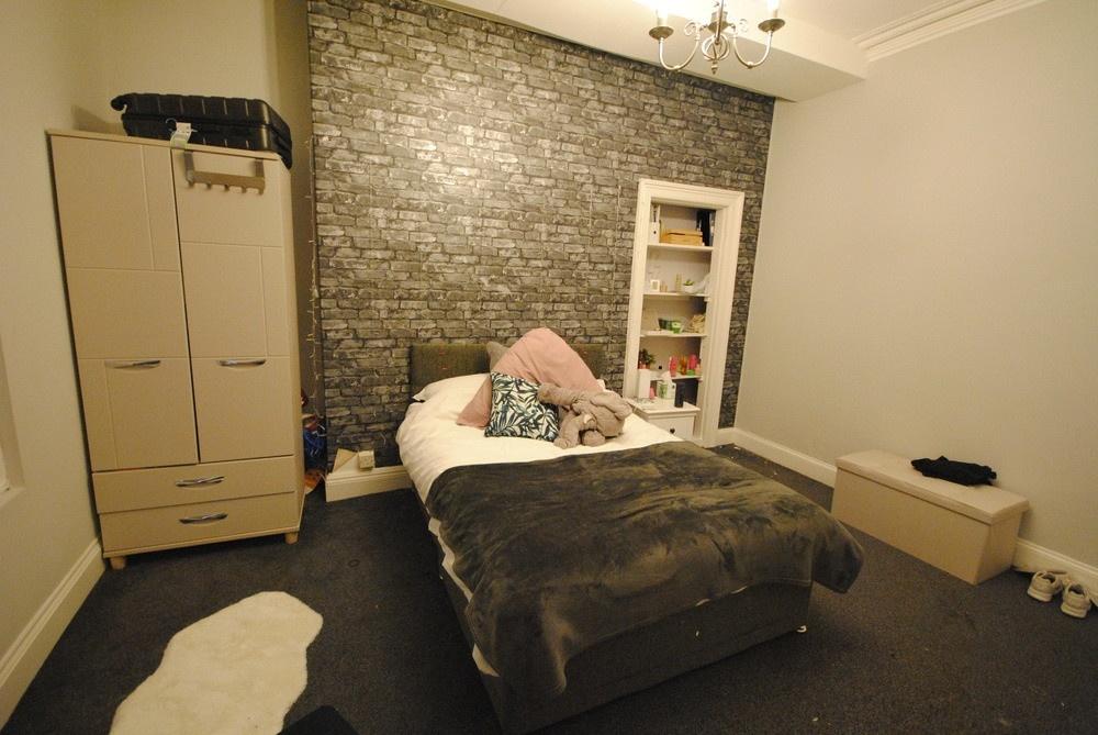 Cozy double bedroom with a comfortable double b...