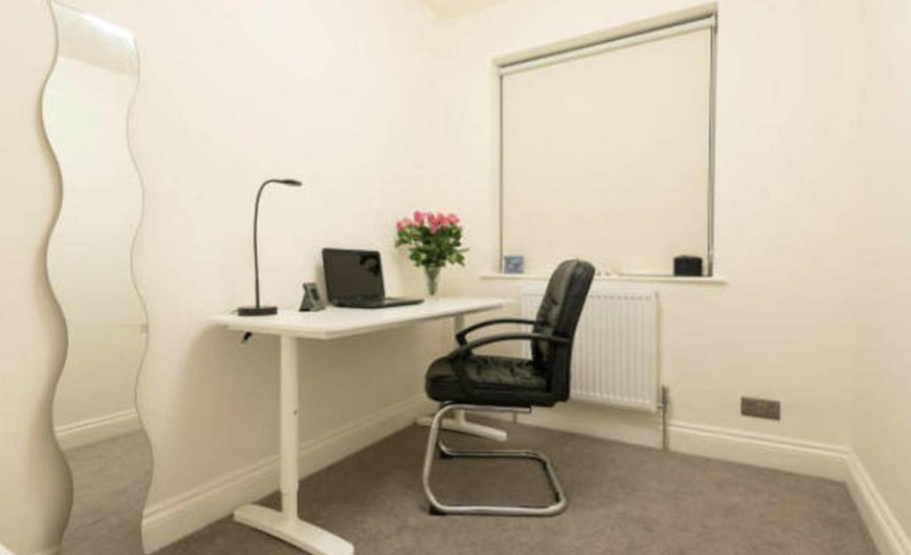 Bright, neutrally decorated single bedroom with...