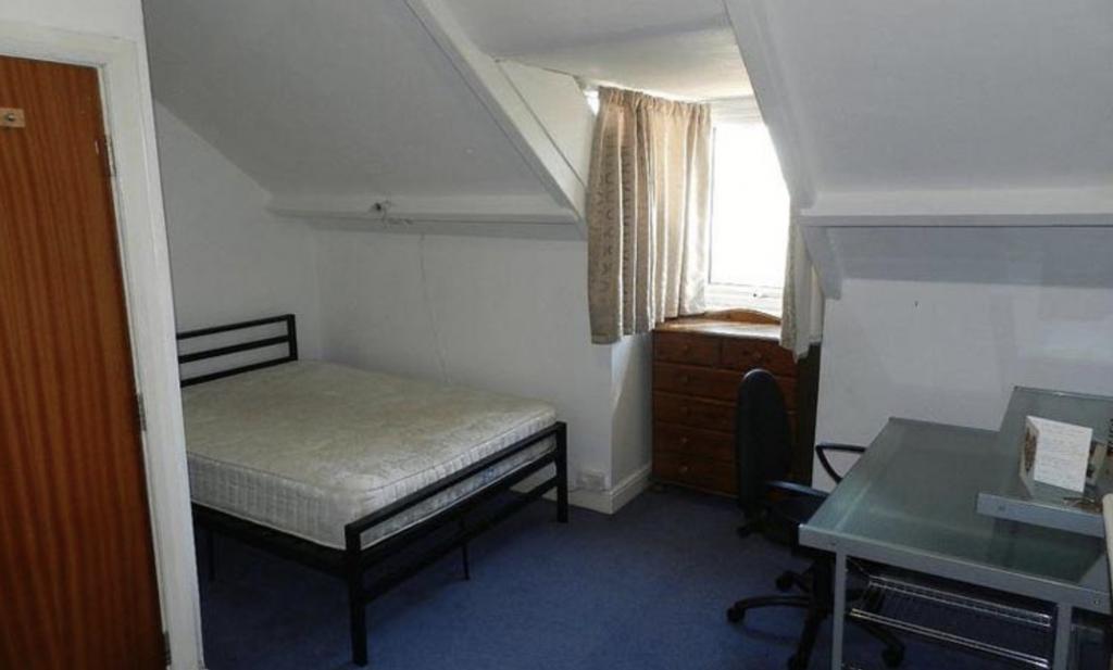Bright, simply furnished double bedroom in a co...