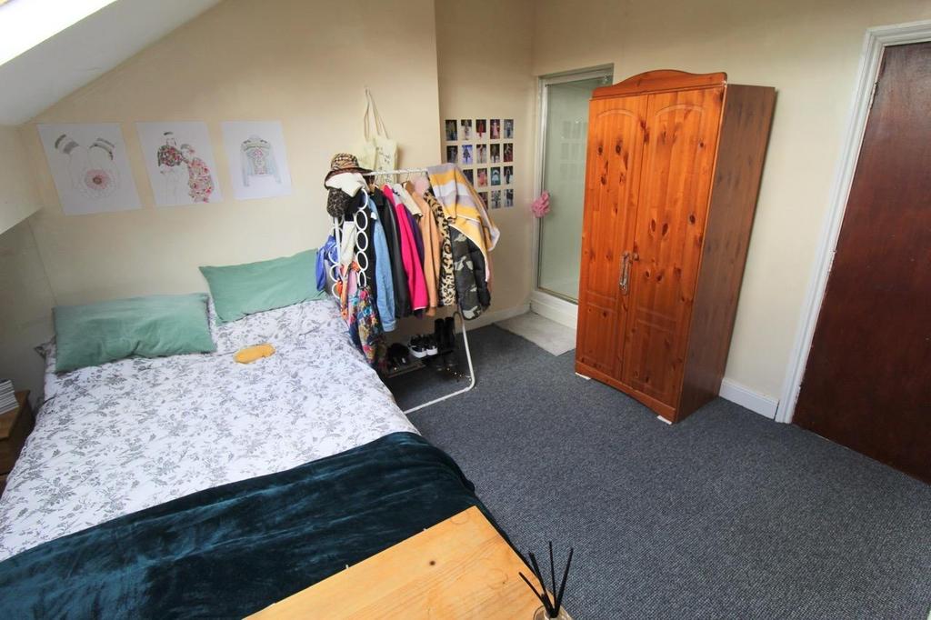 Bright, neatly presented double bedroom with a ...