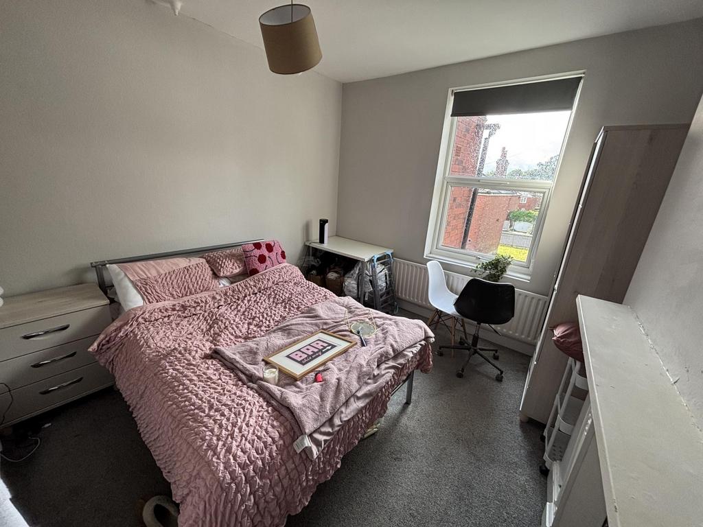 Bright, neatly presented double bedroom with a ...