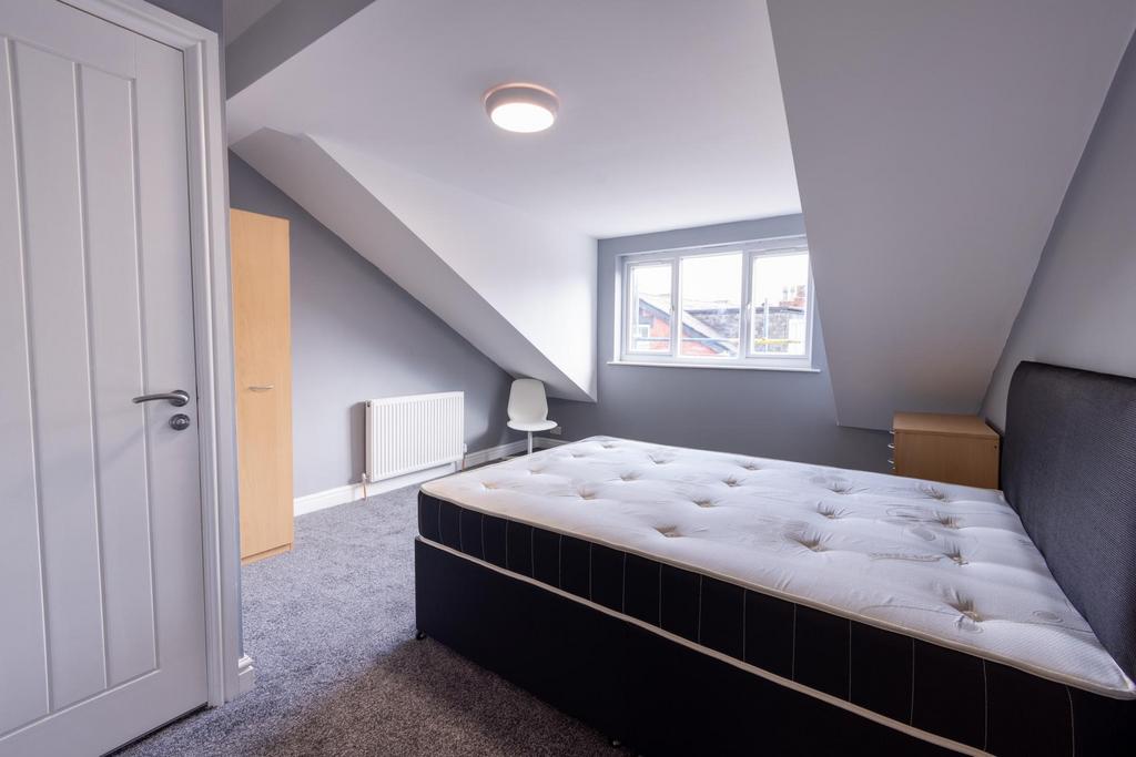 Bright, well-presented attic bedroom with a com...