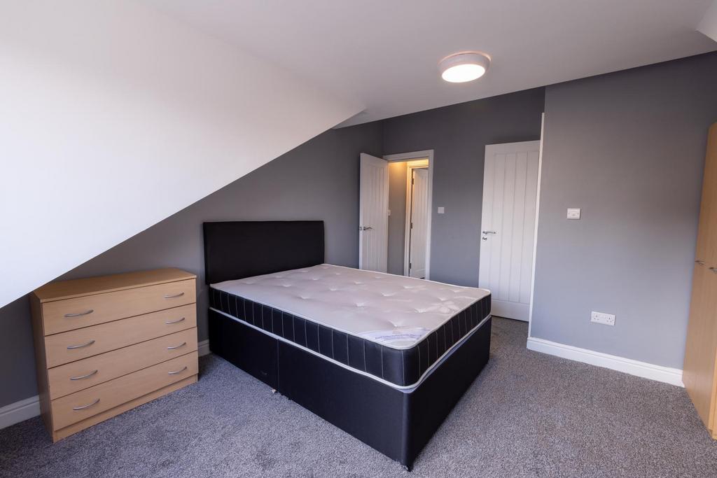 Bright, recently redecorated double bedroom wit...