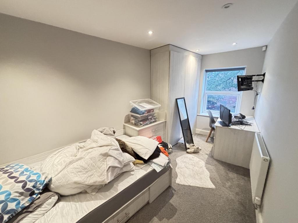 Bright, neutral double bedroom with fitted stor...