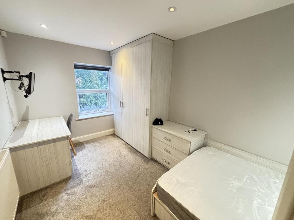 Bright, neutrally decorated single bedroom with...