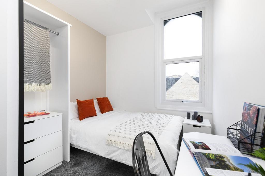 Bright, well-presented double bedroom with a co...