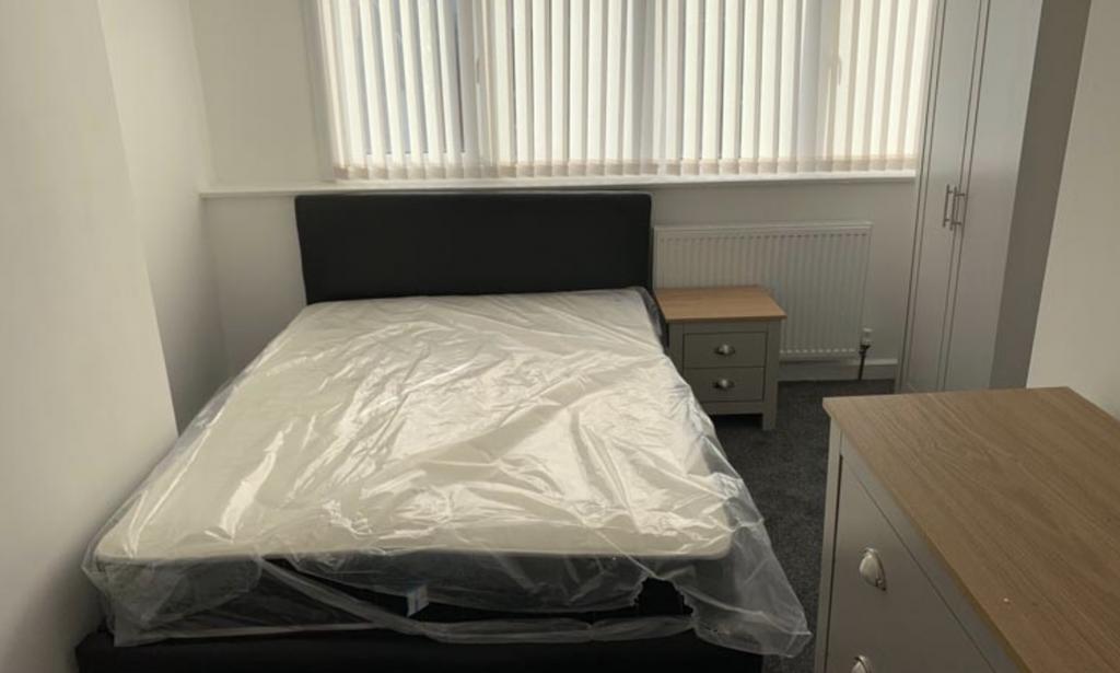 Bright, tidy double bedroom with a contemporary...