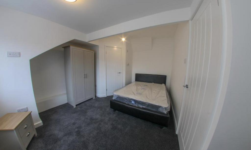 Bright, freshly decorated double bedroom with a...