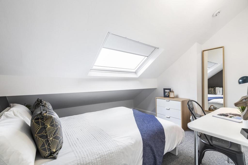 Bright, well-presented attic double bedroom wit...