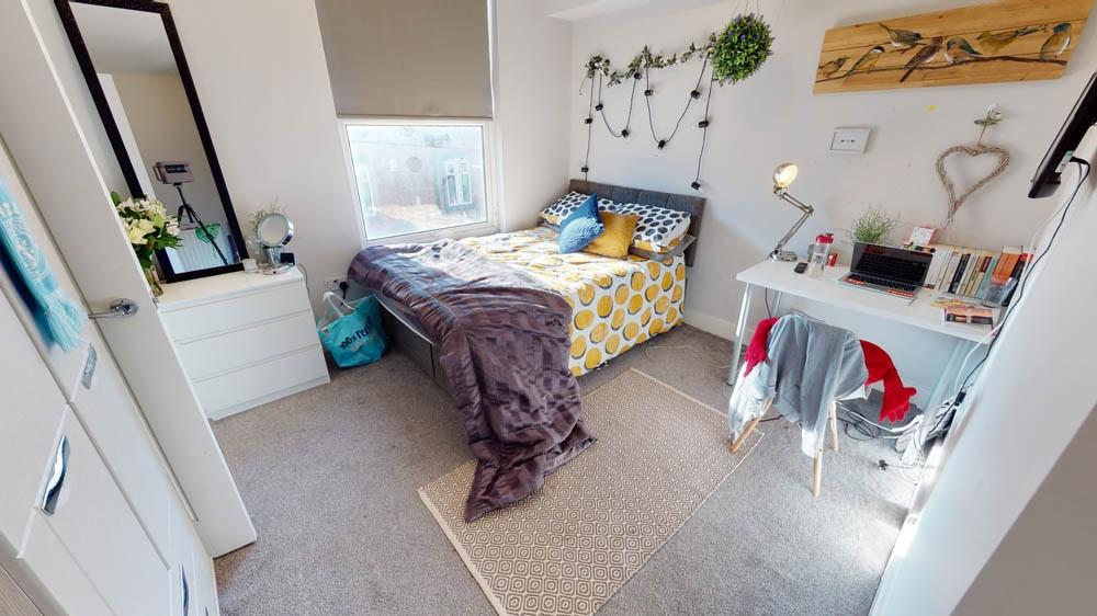 Bright, well-presented double bedroom with a co...