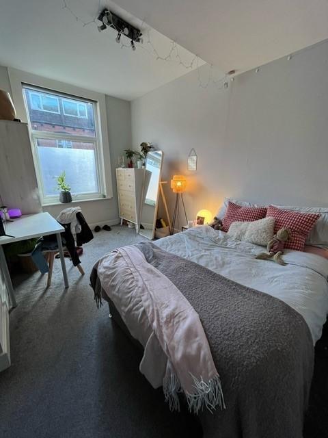 Bright, well-decorated double bedroom with a co...