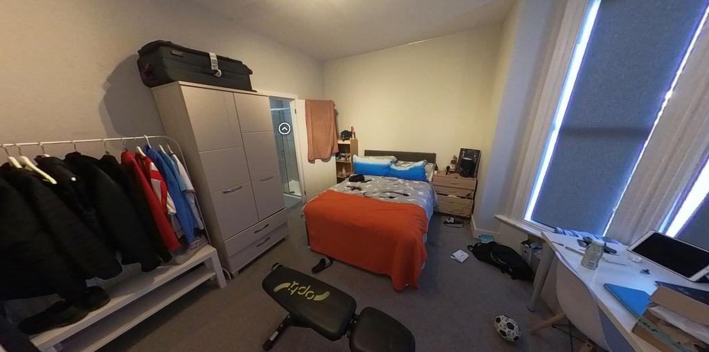 Well-presented double bedroom with a neat doubl...
