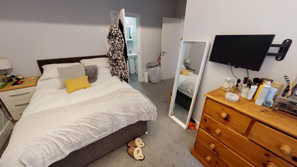Bright, neatly presented double bedroom with a ...
