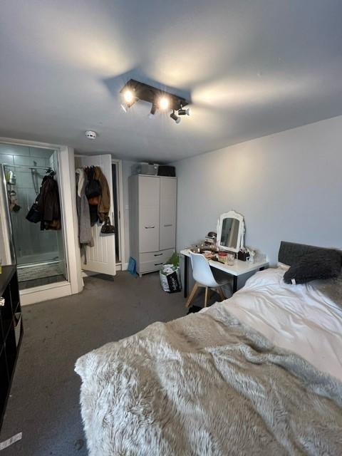 Bright, tidy double bedroom with a comfortable ...