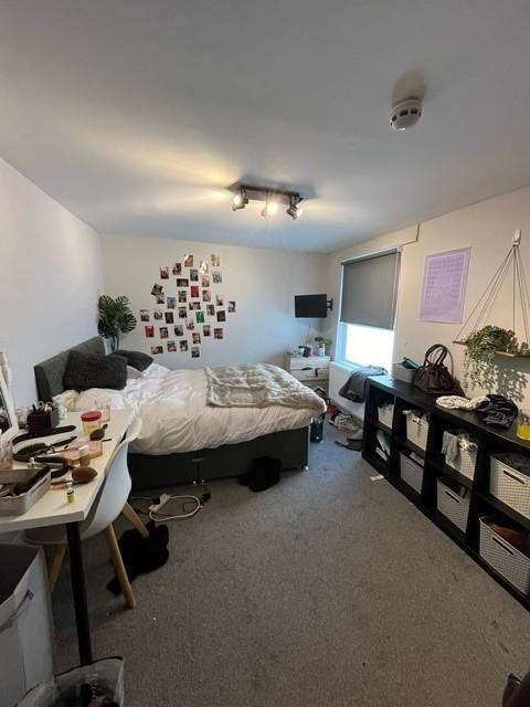 Bright, well-kept furnished bedroom with a doub...