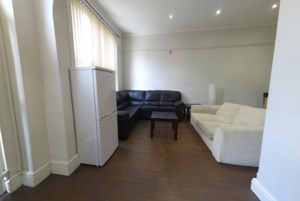Bright, neutrally decorated living area with co...