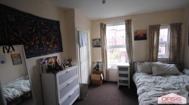 Bright, well-presented double bedroom with a co...