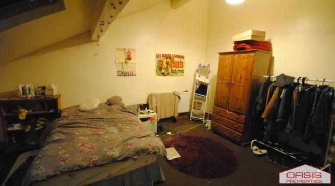 Cosy furnished double bedroom with a double bed...