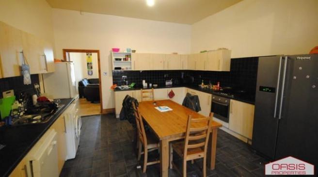 Spacious shared kitchen with plenty of worktop ...