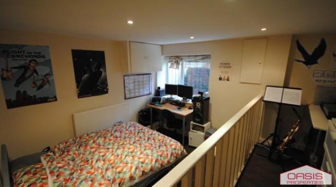 Bright, well-equipped bedroom with a comfortabl...