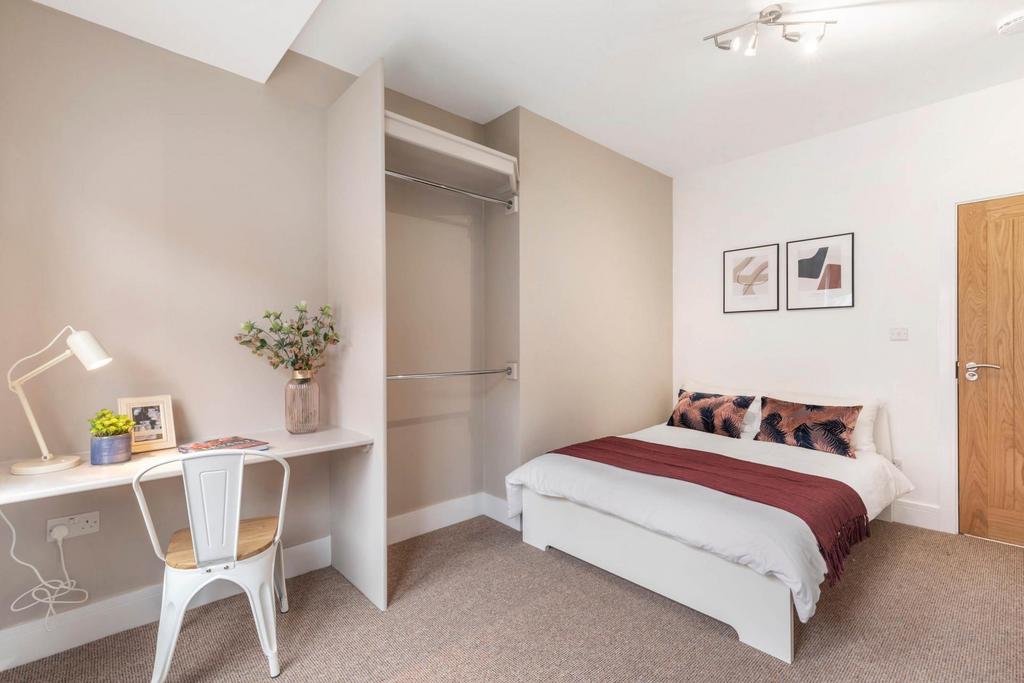 Bright, neutral double bedroom with a comfortab...