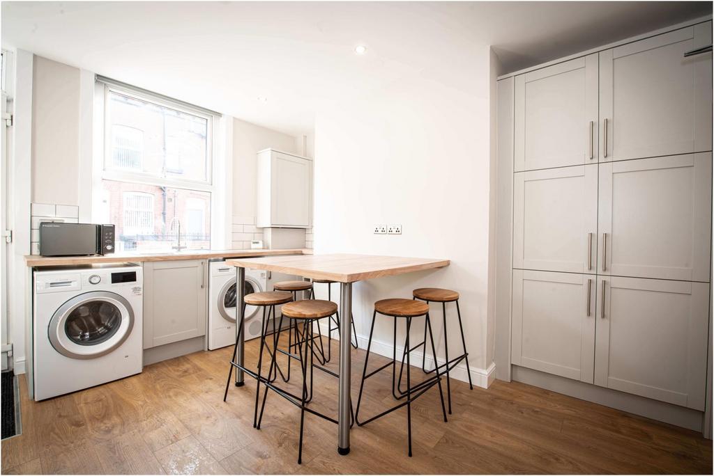 Bright, modern kitchen with integrated applianc...