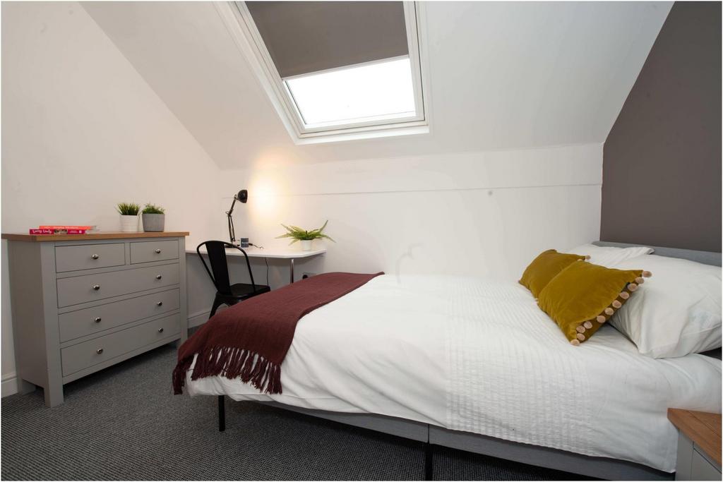 Bright, well-maintained double bedroom in a lof...