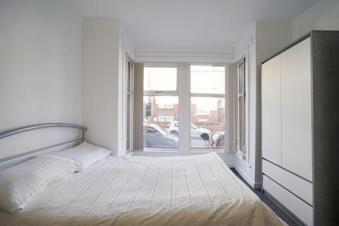 6 bedroom house to rent, Burchett Place, Leeds LS6
