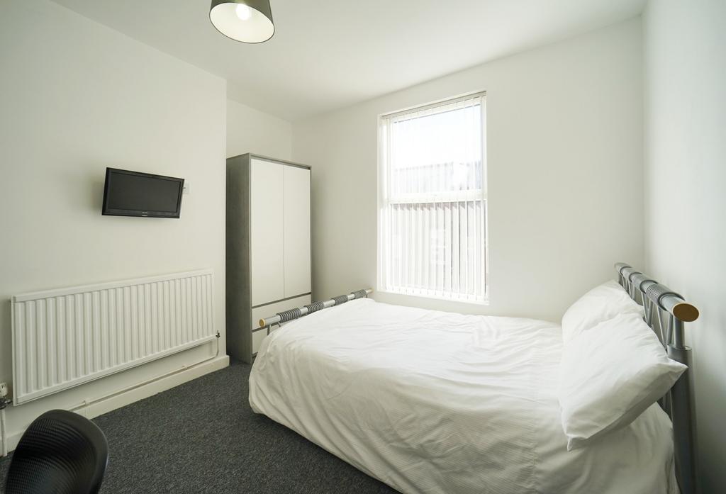 Bright, simply furnished double bedroom with a ...