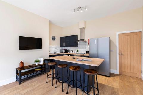 4 bedroom flat to rent, Kelso Road, Leeds LS2