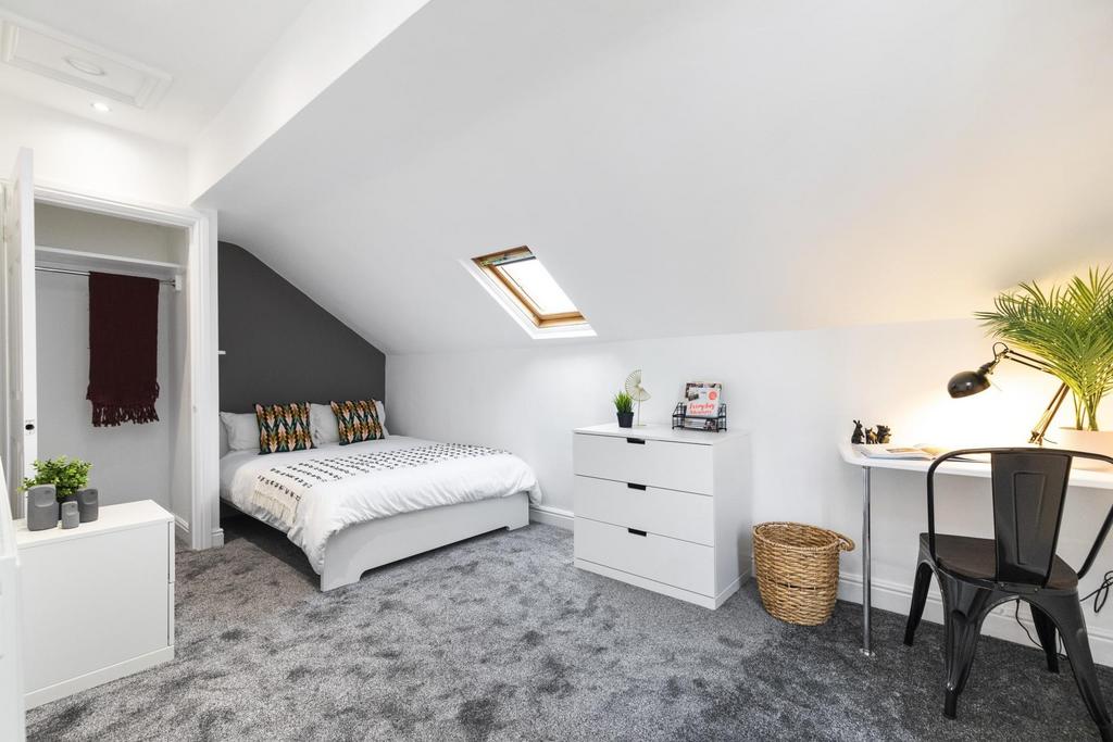 Bright, well-presented double bedroom in a loft...