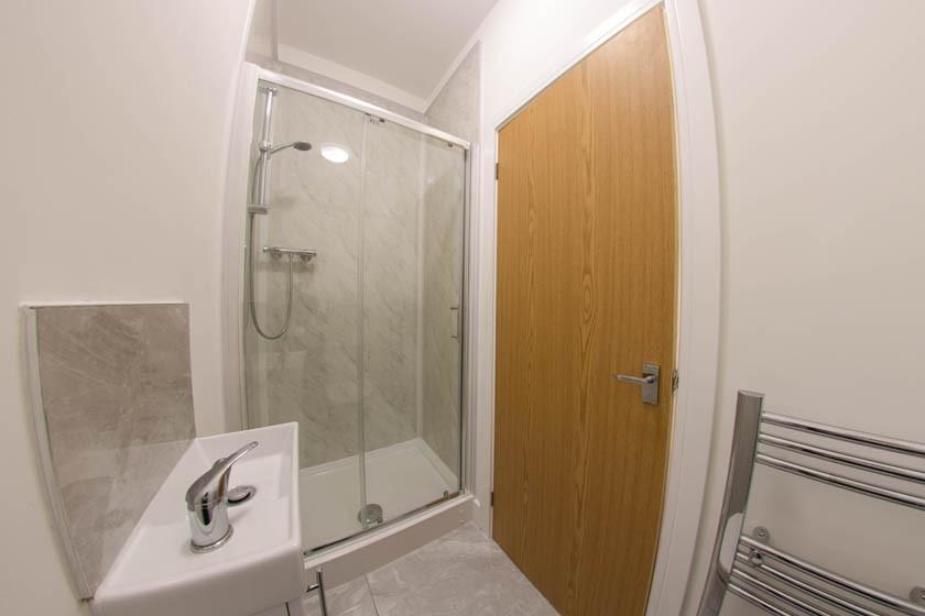 Modern ensuite-style shower room with a glass s...