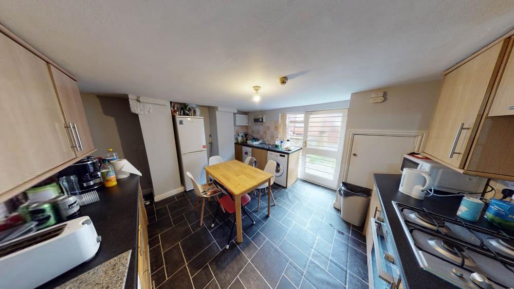 Well-equipped kitchen with ample worktops, fitt...
