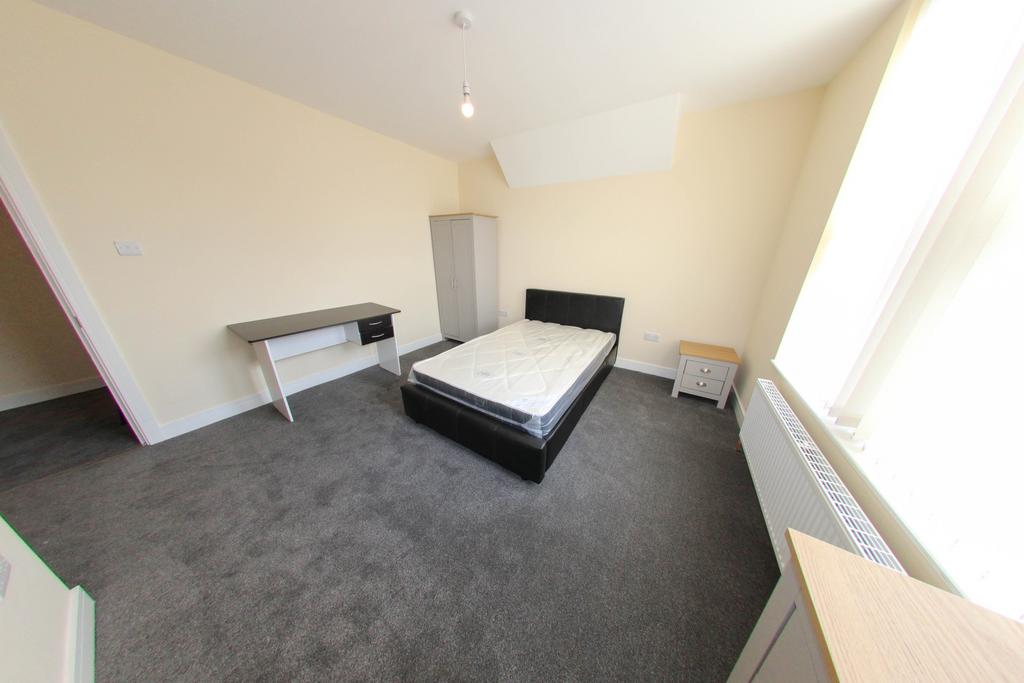 Bright, well-presented double bedroom with a la...